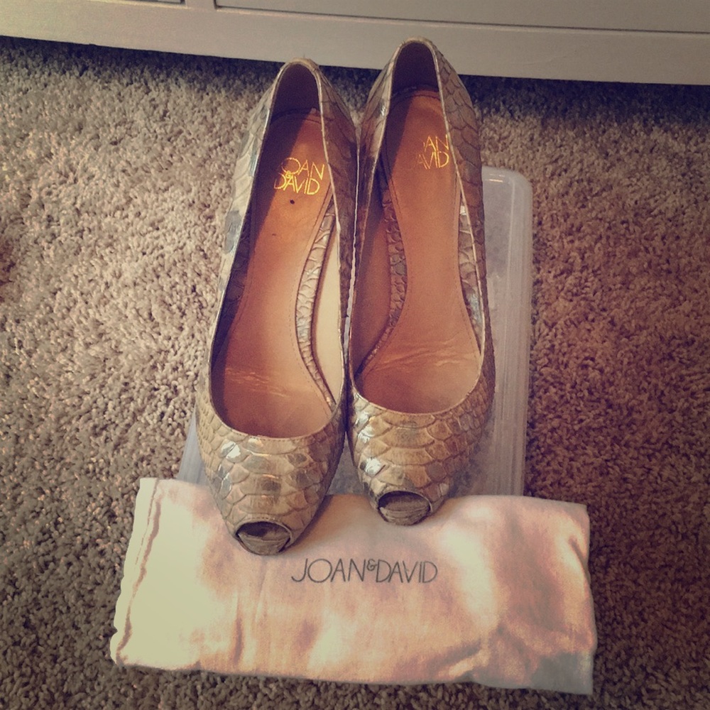 Joan & David peep to pumps